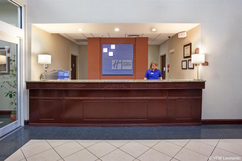 Holiday Inn Express & Suites - Commerce By Ihg Bagian luar foto